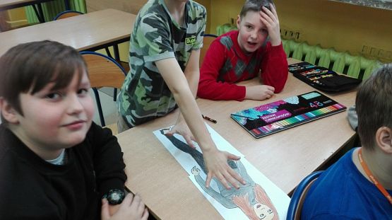 Grafika #23: Klasy 5 projektują stroje