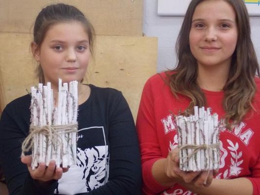  Grafika #0: Doniczki z puszek i patyków